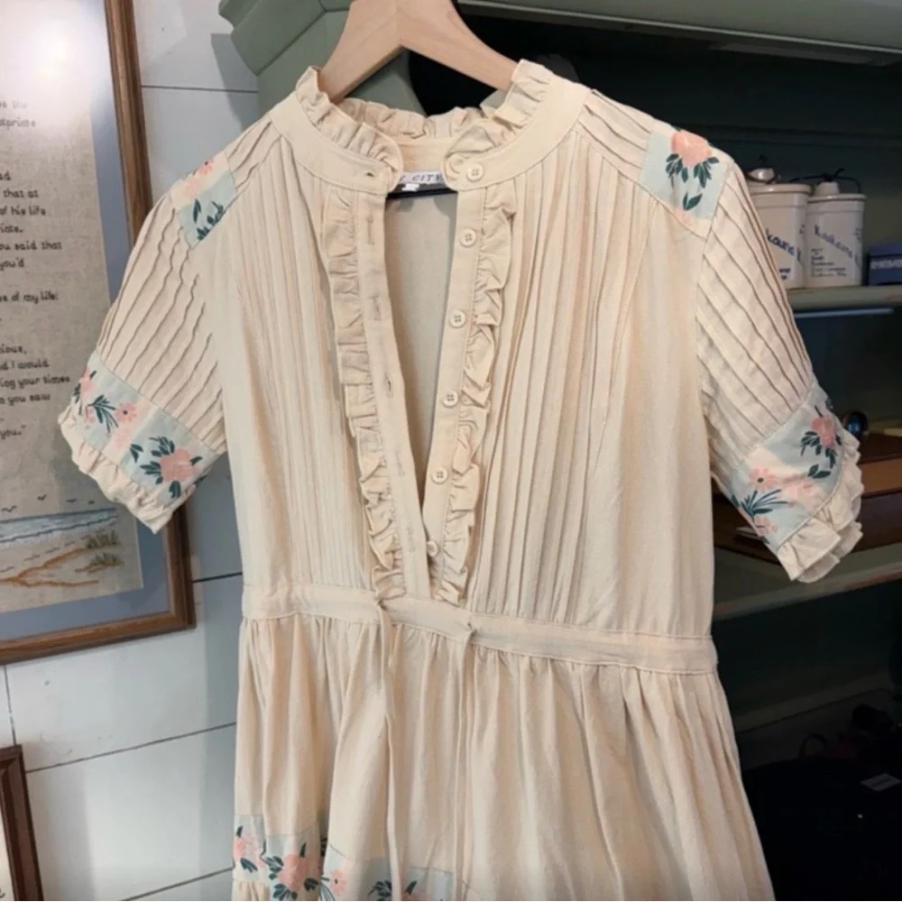 Ivy City Co Holland Maxi Dress Size XS
Cream Floral - Picture 5 of 7